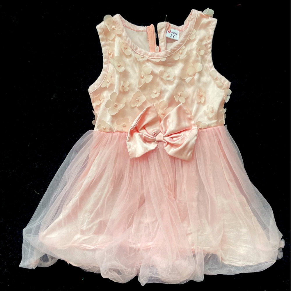 Lightweight dress with floral embellishments and tulle.